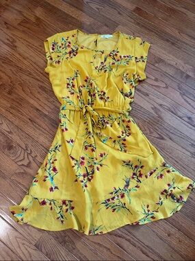 DR2 Yellow Floral Short Sleeve Tie-Waist Dress